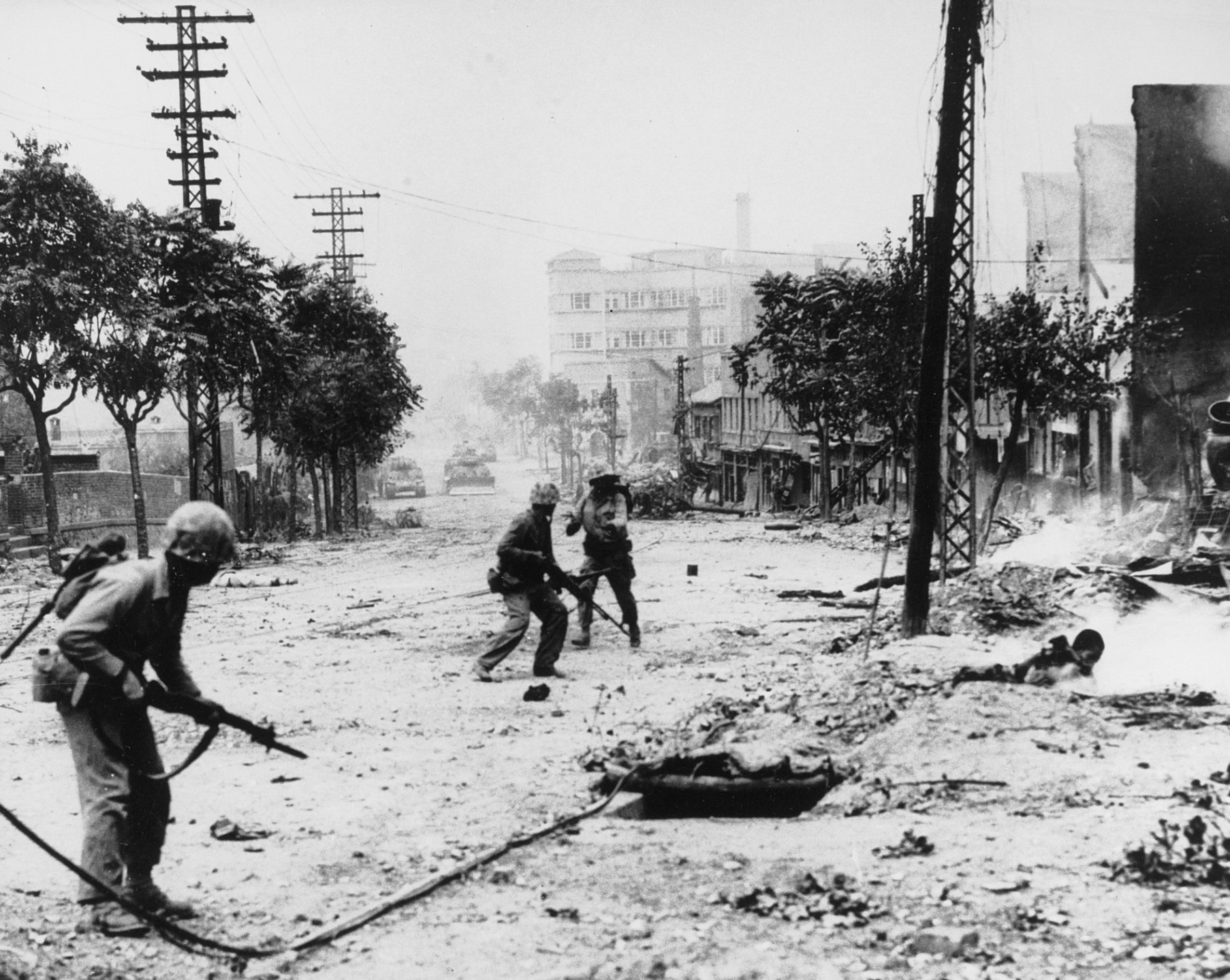 US Marines engaged in street fighting during the liberation of Seoul 